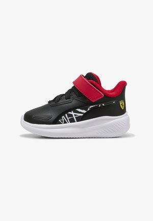 Sneaker per bambini nera e rossa con suola bianca, cinturino in Velcro, lacci neri, dettagli grafici bianchi e logo Ferrari giallo sul tallone.