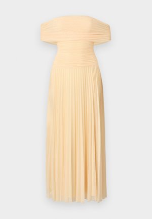 Off-the-shoulder, plisseret kjole i lysepeach stof. Glat liv переходи til svungne plisseringer, der skaber en blød silhuet.