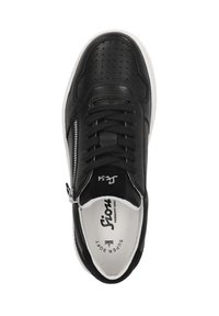 Schwarzer Leder-Sneaker mit perforierten Details, flachen Schnürsenkeln, seitlichem Reißverschluss und einer weißen Gummisohle mit Logo auf der Innensohle.