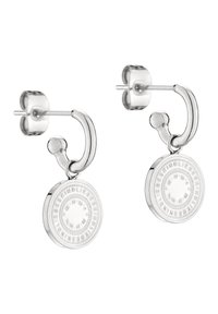 Boucles d'oreilles en argent avec un design en disque circulaire comportant du texte gravé et une finition brillante, suspendues à un tige courbée.