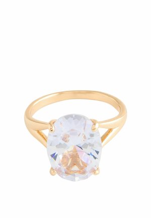 Goldener Ring mit einem großen, ovalen, klaren Edelstein, der von vier Krappen gehalten wird, und einem geteilten Ringschaft-Design vor weißem Hintergrund.