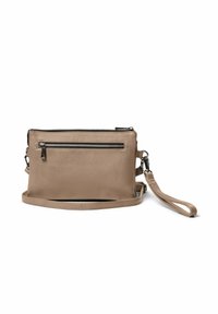 Geantă crossbody din piele maro cu compartiment principal cu fermoar, buzunar frontal cu fermoar, curea detașabilă și brățară, având accente din metal.