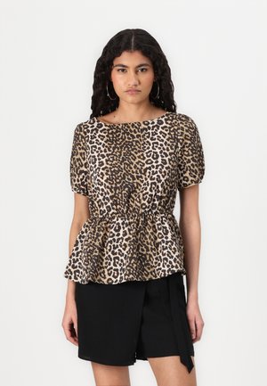  Leopardskinnetopp med korte pufferm, samlet midje og peplum-silhuett; laget av lett stoff i nyanser av brunt og beige.