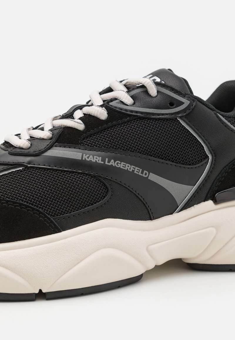 Baskets noires en maille et daim, avec une semelle intermédiaire texturée et des accents gris. Design à lacets avec le logo "KARL LAGERFELD".