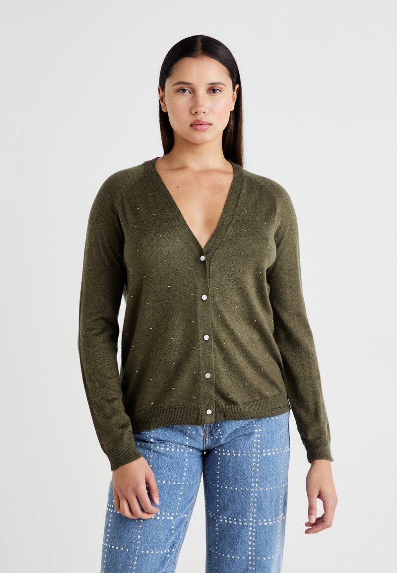 Cardigan verde lavorato a maglia con scollatura a V profonda, chiusura con bottoni e piccoli dettagli metallici sparsi. Maniche lunghe e orlo a coste.