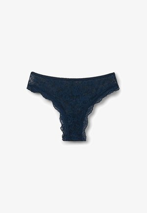 String bleu marine en dentelle avec motifs floraux, bords festonnés et texture transparente. La ceinture est élastique et ornée d'une bordure délicate.