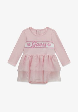 Vestido rosa para bebé de manga larga con logo glitter de "Guess" y corazones en el pecho y una falda de tul en capas cosida a un body.