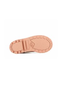 Semelle de chaussure en caoutchouc de couleur rose, présentant des motifs texturés et des crampons, conçue pour une traction et une durabilité optimales.