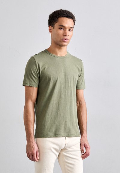 T-Shirt din bumbac de colorat verde măsliniu, cu guler rotund și mâneci scurte. Textură netedă, design ajustat, fără modele sau grafică vizibile.