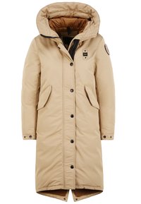 Beige polstret frakke med stor hætte, frontknapper, sidelommer og tekstureret foer. Har et mærke på venstre ærme og lynlås-lukning.