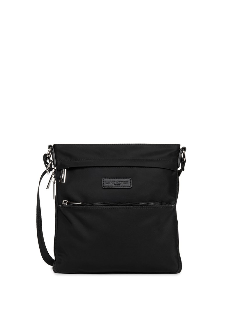 Borsa a tracolla nera in nylon con tasca frontale con zip, tracolla regolabile e patch con il marchio. Texture liscia e design minimalista.