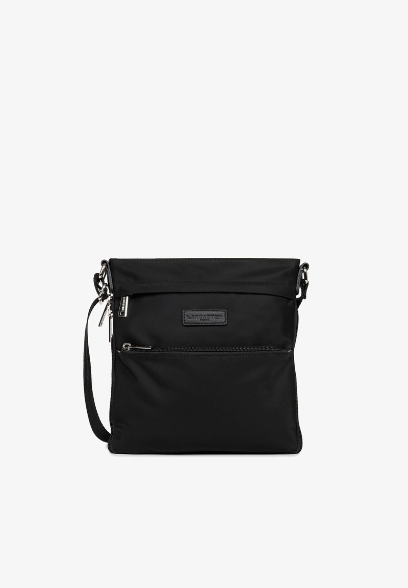 Borsa a tracolla nera in nylon con tasca frontale con zip, tracolla regolabile e patch con il marchio. Texture liscia e design minimalista.