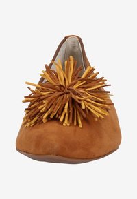 Chaussure plate en daim marron avec bout rond, ornée d'un grand pompon à franges multicolores sur le devant.