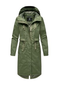 Zielony, sięgający połowy długości płaszcz przeciwdeszczowy z kapturem, regulowanym sznurkiem, zamkiem z przodu oraz bocznymi kieszeniami. Gładka faktura z wodoodpornego materiału.