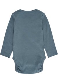 Långärmad bodysuit i mjukt, texturerat blått tyg, med rund hals och rynkade detaljer vid nederkanten för enkel användning.