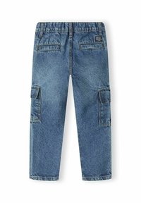 Jasnoniebieskie spodnie cargo z denimu, z elastycznym pasem, dwiema bocznymi kieszeniami i dwiema tylnymi kieszeniami. Miękka tekstura z widocznym szwem.