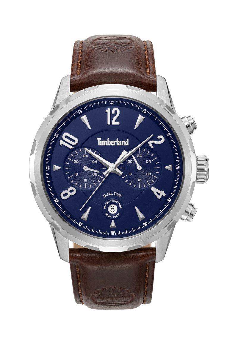 Timberland dual-time sat s remenom od nehrđajućeg čelika, tamnoplavog biranja, srebrnim oznakama i smešnim kožnim remenom s akcentom logotipa.