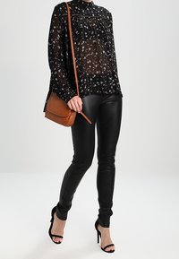 Second Female Blus - black