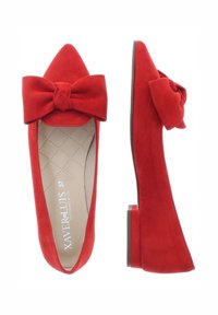 Rote Wildleder-Ballerinas mit spitzem Zehenbereich, die vorne mit einer auffälligen Schleifenakzentuation und einem kleinen Blockabsatz versehen sind. Das Innere hat ein gestepptes Muster.