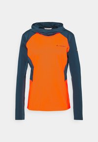 Orange långärmad sporttröja med huva, med mörkblå detaljer på ärmar och sidor. Mjuk, lättviktsmaterial med sportig design.