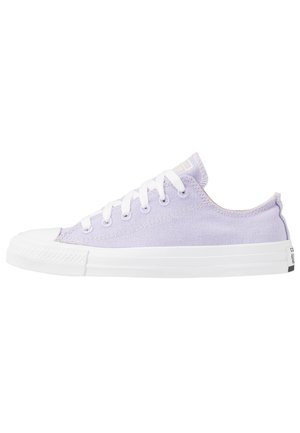 Baskets en toile lavande à coupe basse avec semelle en caoutchouc blanche, lacets blancs et bout blanc, vues de côté.