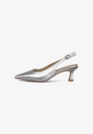 Escarpin argenté à bout pointu avec bride arrière, talon bas et effilé, et sangle réglable à boucle.