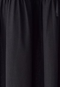 Unselected, black