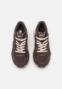 MICHAEL Michael Kors LEO TRAINER - Tenisky - chocolate