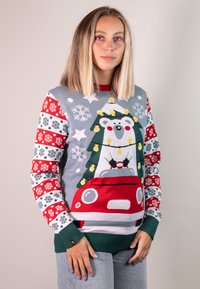 Strickpullover mit grauem Körper, roten und weißen gemusterten Ärmeln, der ein Design mit einem Eisbären, einem Weihnachtsbaum und einem roten Auto zeigt.