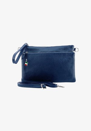 Sac bandoulière en cuir bleu marine avec une surface texturée, quincaillerie en argent, longue bandoulière amovible et un petit pendentif en forme de drapeau italien.