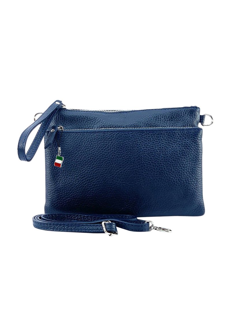 Marine leren schoudertas met een gestructureerd oppervlak, zilverkleurige hardware, een lange afneembare schouderband en een klein Italiaans vlaggetje.