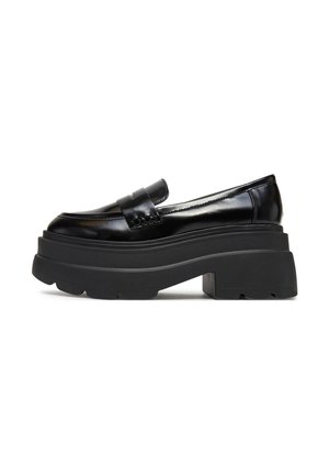 Czarne lakierowane mokasyny z masywną, teksturowaną czarną platformą i prostym paskiem na cholewce. Zaokrąglony design noska.