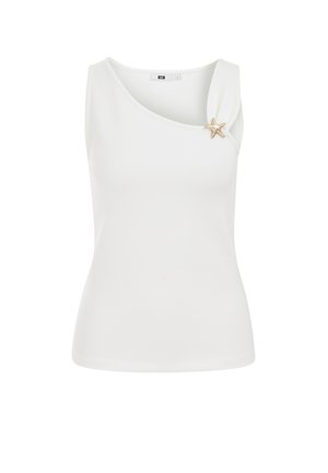Haut blanc sans manches pour femme avec encolure asymétrique et épingle dorée décorative en forme d'étoile de mer sur l'épaule gauche.