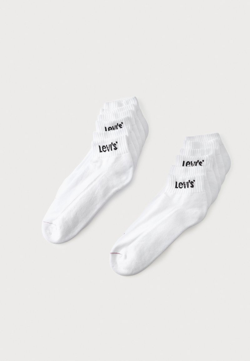 Deux piles de chaussettes blanches courtes avec le logo noir "Levi's" sur les bordures, affichées sur un fond gris clair.