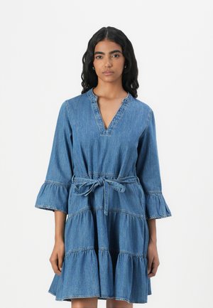 Robe en denim avec un décolleté en V et des manches cloche à trois quarts. Présente des volants à étages, une taille cintrée avec un lien et une couleur bleu clair.