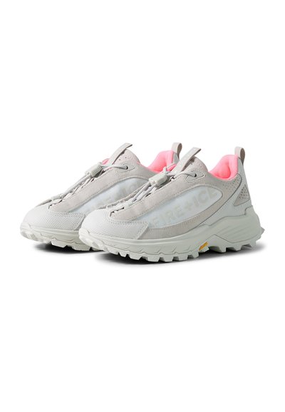 Paire de chaussures de sport gris clair et rose avec semelles épaisses et bloque-lacets sur fond blanc.