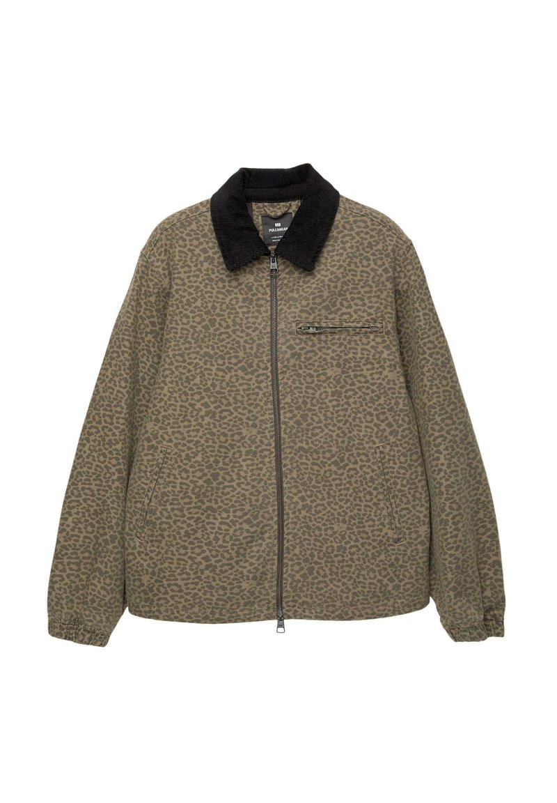 Grøn leopardprintjakke med krave i sort kordfløjl, lynlåslukning og elastiske manchetter. Har en frontlomme med lynlås og en afslappet pasform.