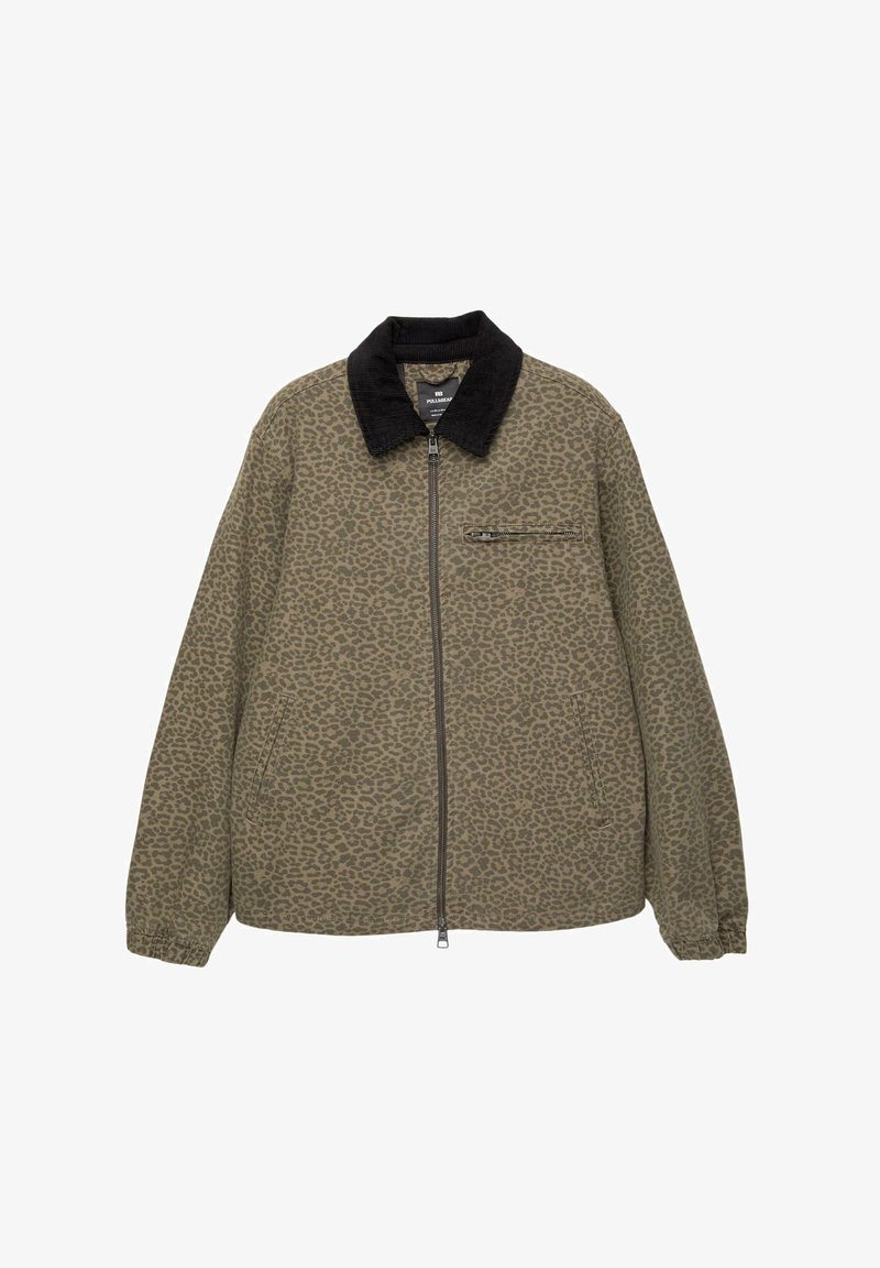 Grøn leopardprintjakke med krave i sort kordfløjl, lynlåslukning og elastiske manchetter. Har en frontlomme med lynlås og en afslappet pasform.
