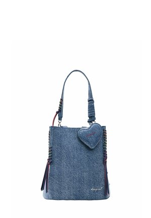 Sac à main en jean bleu avec une pochette en forme de cœur attachée, coutures arc-en-ciel sur les côtés et une bandoulière simple.