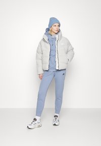 Nike Sportswear CITY - Zimní bunda - light bone/black/white