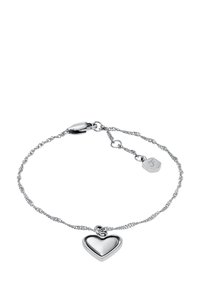 Bracelet en argent avec un design de chaîne torsadée, arborant un pendentif en forme de cœur brillant et une petite étiquette rectangulaire attachée.