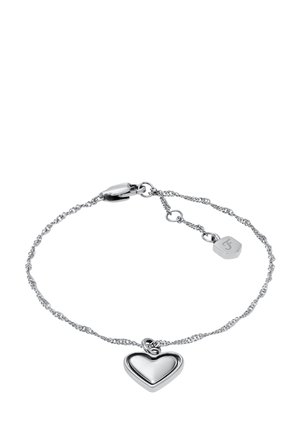 Silberarmband mit einem gedrehten Kettendesign, das einen glänzenden Herzanhänger und ein kleines rechteckiges Etikett enthält.