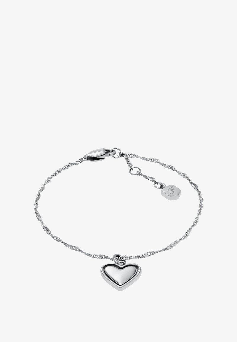 Bracciale d'argento con un design a catena attorcigliata, adornato da un pendente a forma di cuore lucido e un piccolo etichetta rettangolare attaccata.