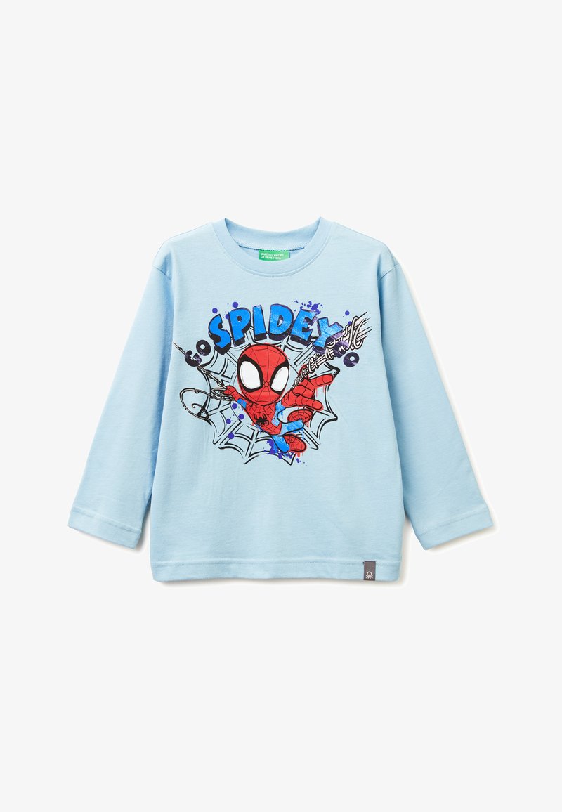 Camiseta de manga larga azul claro con un gráfico de Spider-Man, contornos negros y texto estilo cómic, hecha de material de algodón suave.