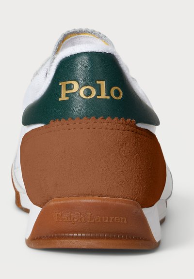 Biele tenisky so zeleným koženým opätkom, zdobené zlatým logom "Polo", s hnedými semišovými detailami a textúrovanou hnedou gumovou podrážkou.