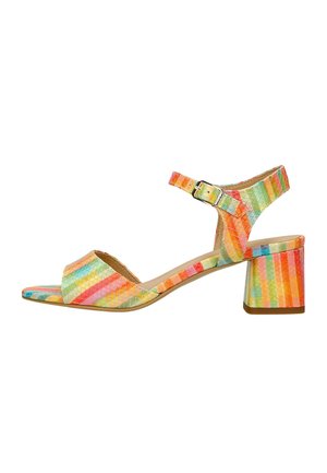 Kleurige gestreepte sandaal met een gestructureerd oppervlak, open teen, enkelband en blokhak. Voornamelijk in pastelkleuren zoals roze, oranje en groen.
