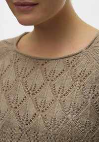 Pullover lavorato a maglia di un delicato color beige chiaro, caratterizzato da un sottile motivo a foglia e un ampio scollo. La texture è morbida con dettagli in pizzo intricati.