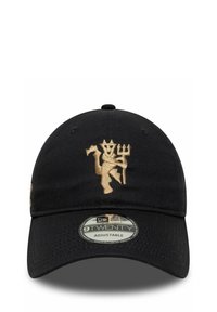 Schwarze verstellbare Kappe aus Stoff, mit einem goldenen gestickten Design eines Löwen, der einen Dreizack auf der Vorderseite hält.