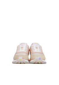 Sneakers con una parte superiore in rosa pastello e beige, lacci bianchi e una suola in gomma multicolor e testurizzata. "Le ragazze corrono più veloce" stampato sulla linguetta.