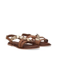 Bruine leren sandalen met kruisbanden en een decoratieve metalen ketting over de bovenkant met bloemvormen en een platte zool.